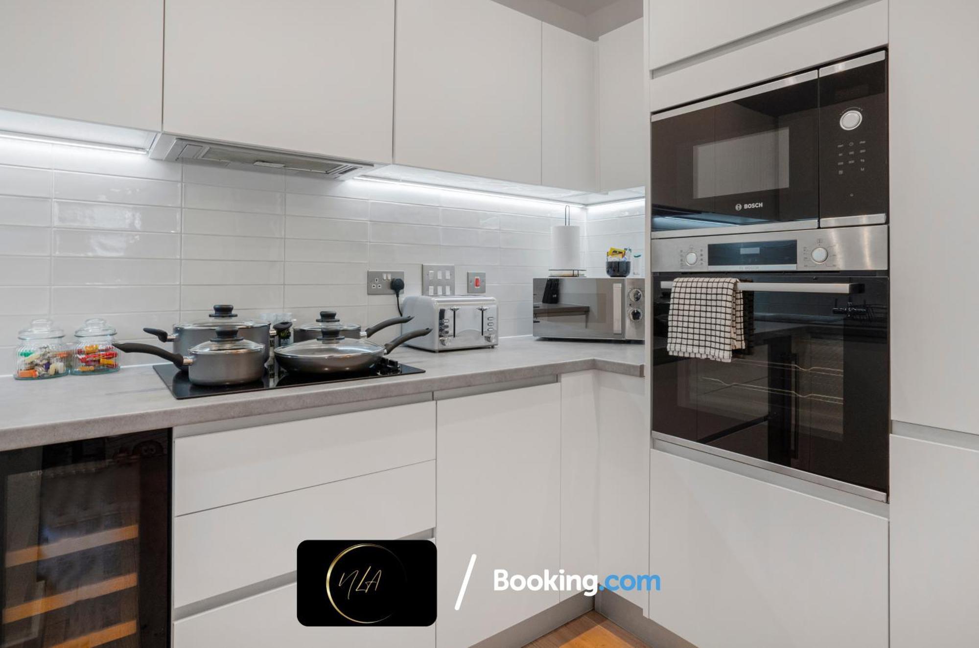 City Centre Apartment With Free Parking, 2 Bathrooms, Netflix And Wifi - Suitable For Contractors And Families - By Noor Luxury Accommodations Birmingham Exterior photo