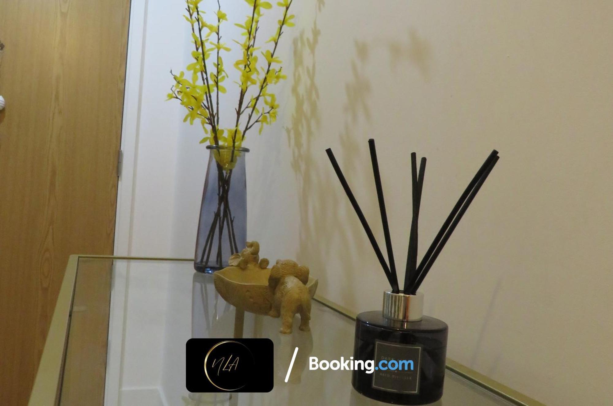 City Centre Apartment With Free Parking, 2 Bathrooms, Netflix And Wifi - Suitable For Contractors And Families - By Noor Luxury Accommodations Birmingham Exterior photo