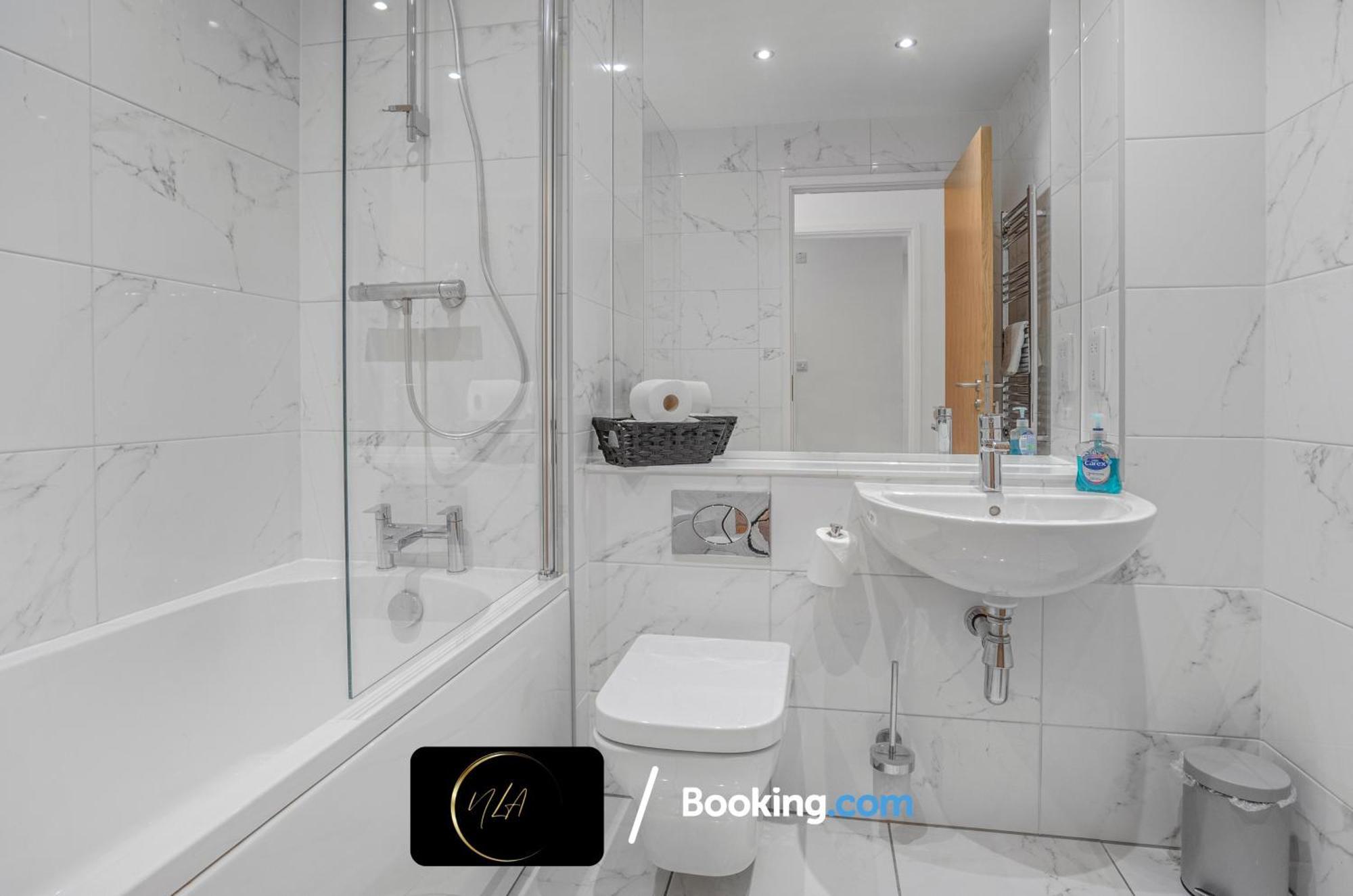 City Centre Apartment With Free Parking, 2 Bathrooms, Netflix And Wifi - Suitable For Contractors And Families - By Noor Luxury Accommodations Birmingham Exterior photo