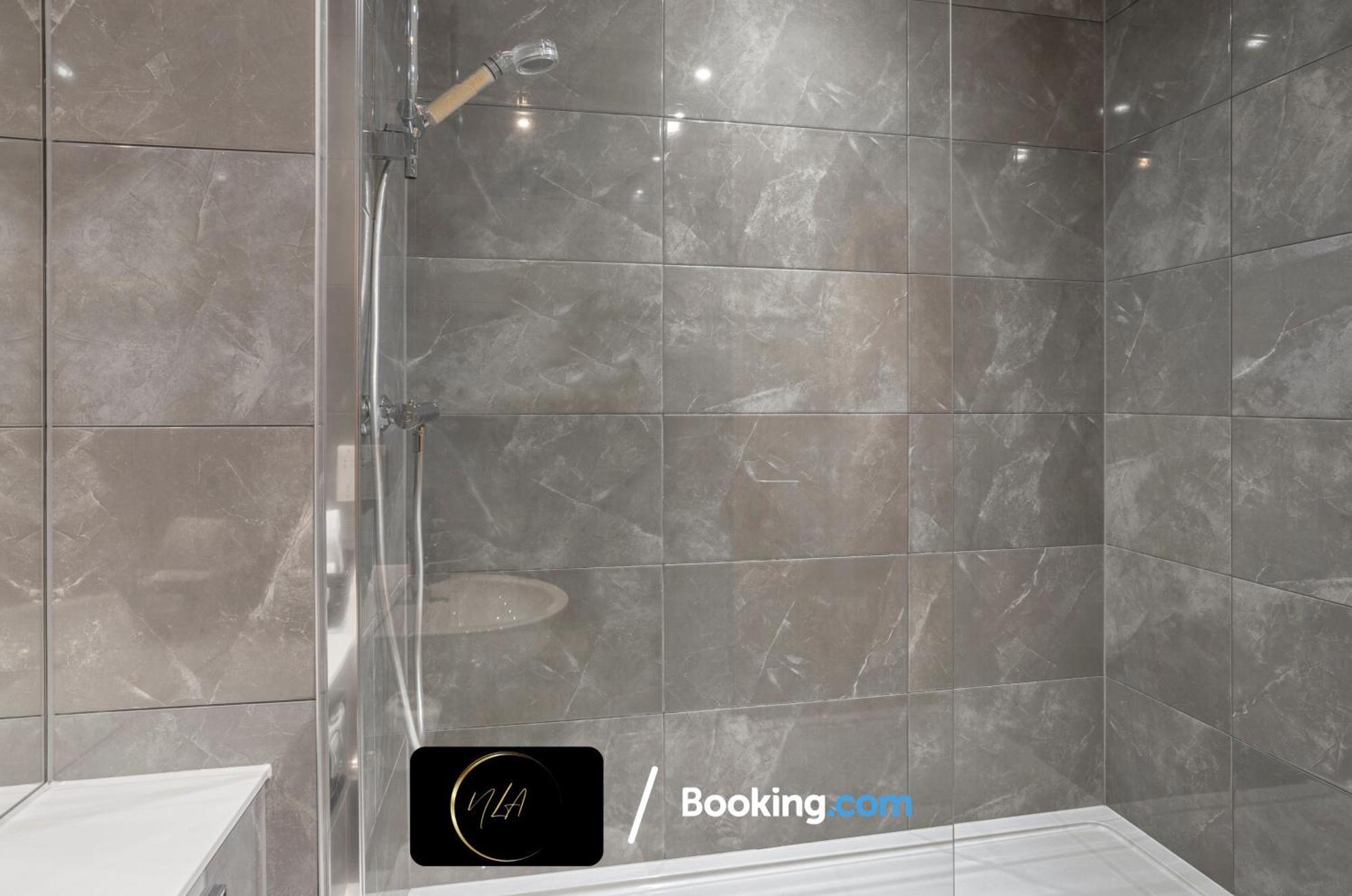 City Centre Apartment With Free Parking, 2 Bathrooms, Netflix And Wifi - Suitable For Contractors And Families - By Noor Luxury Accommodations Birmingham Exterior photo